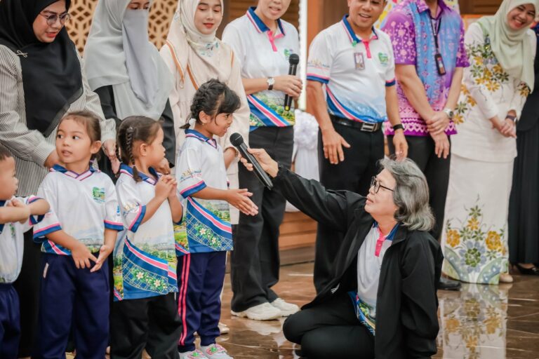 พลักรักไร้จอ เปลี่ยนจอมือถือเป็นมือแม่ : ถอดรหัส 3 ดี พลิกนิเวศสื่อสุขภาวะ คืนรอยยิ้มเด็กปฐมวัยชายแดนใต้ สู่พลังนโยบายท้องถิ่น